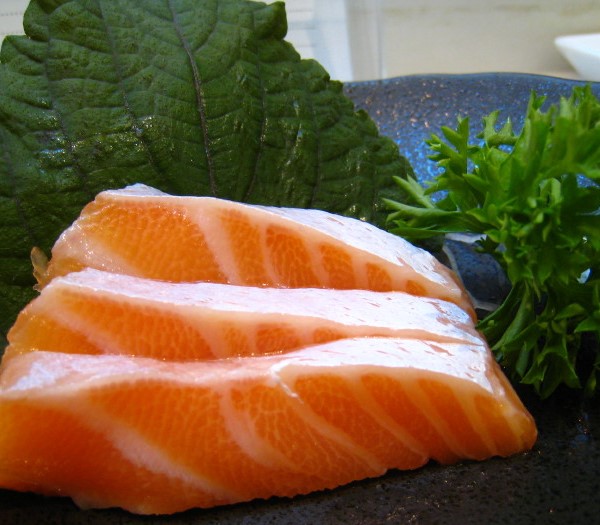 Ở một số nước họ thường dùng lườn cá hồi sống như một loại Sashimi để có thể cảm nhận rõ hương vị tươi ngon, ngọt béo của cá
